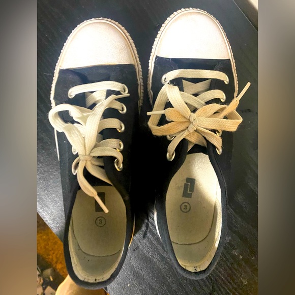💰2/$10 used Boys size 3 - black and white generic sneakers - Picture 3 of 7